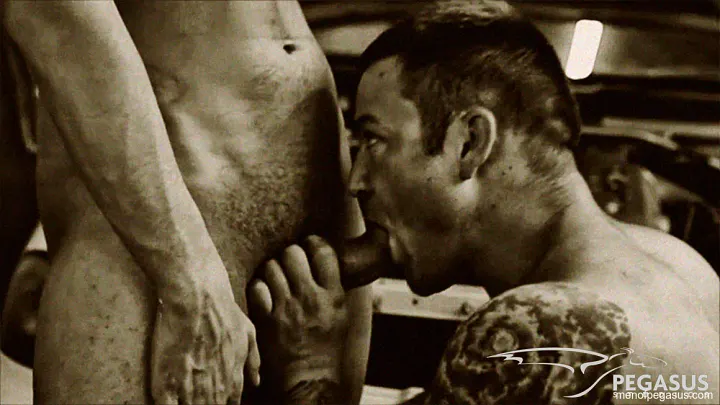 Mécanicien musclé baise bareback un passif chaud au garage 1