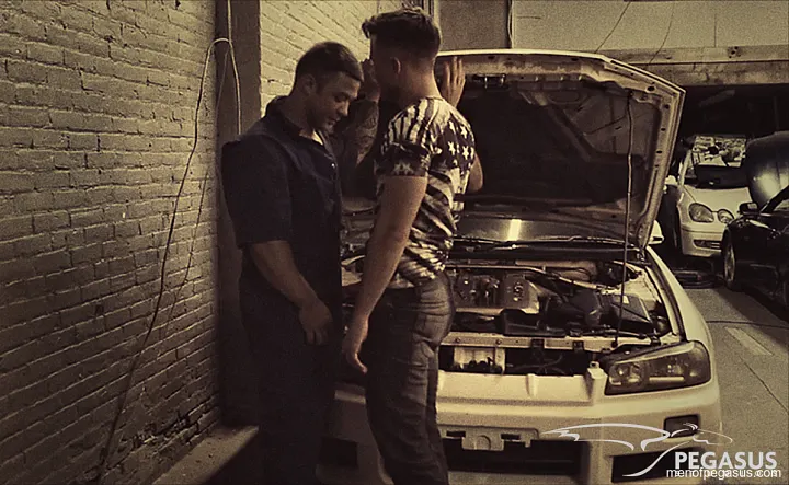 Mécanicien musclé baise bareback un passif chaud au garage 9