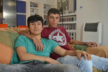 Gej Džulj ljubi i sise prijatelja pred strastni seks