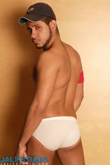 외로운 게이 라티노 파비오 코스타, 문신 몸 드러내며 탈의 – 사진 16/21