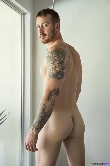Tetoviran Trevor Jones hard anal sa gej partnerom