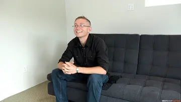 Gay nerd AJ Luis se svléká a masturbuje na gauči