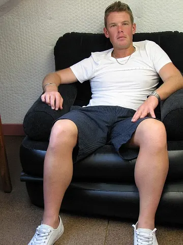 Cody Hung Masturbazione Anale Solitaria con Dildo