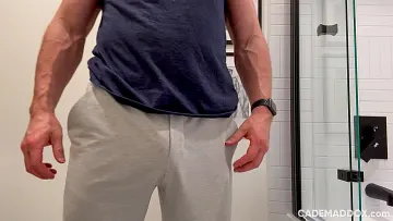 Gay pornohvězda solo se drtí obrovský penis
