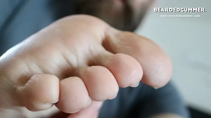 Hårig gay björn suger på egna tår på soffan 9