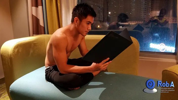 Pria Gay Asia Rob Telanjang Berpose dalam Pakaian Dalam Seksi Solo 2