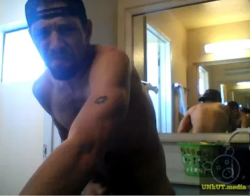 Svalnatý gay hunk se drtí masivní nekroucený penis ve zrcadle – fotka 5 z 15