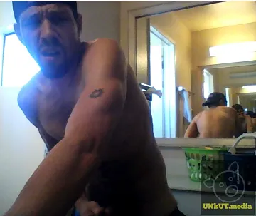 Svalnatý gay hunk se drtí masivní nekroucený penis ve zrcadle – fotka 7 z 15