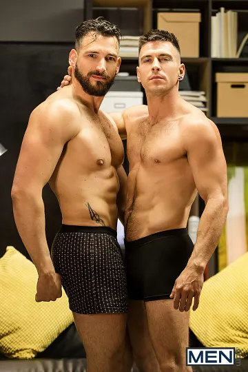 Paddy O'Brian y Enzo Rimenez sexo sin condón en el sofá