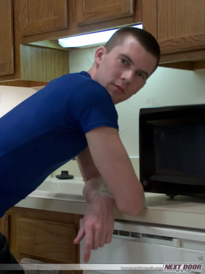 Tom Gay Nu em Casa Mostrando a Bunda e o Pau Grande 8