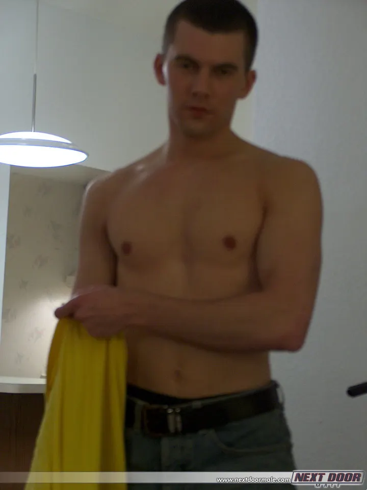 Tom Gay Nu em Casa Mostrando a Bunda e o Pau Grande 12
