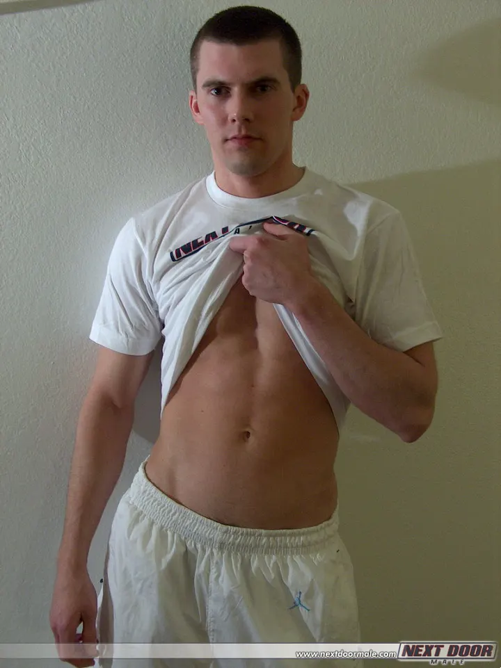 Tom Gay Nu em Casa Mostrando a Bunda e o Pau Grande 19