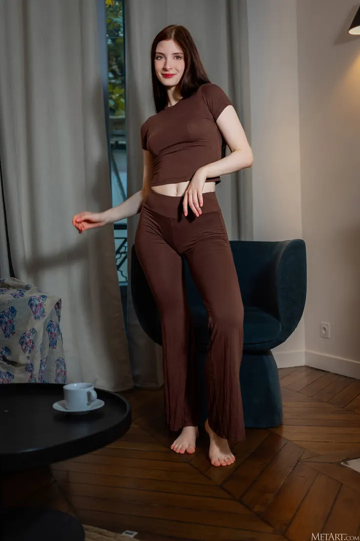 Marion Summers Exibe a Bunda Curvilínea e a Buceta Suculenta 2