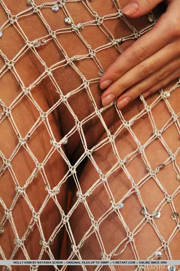 Holly Haim Morena Remove Vestido de Rede para Banho – foto 3 de 18