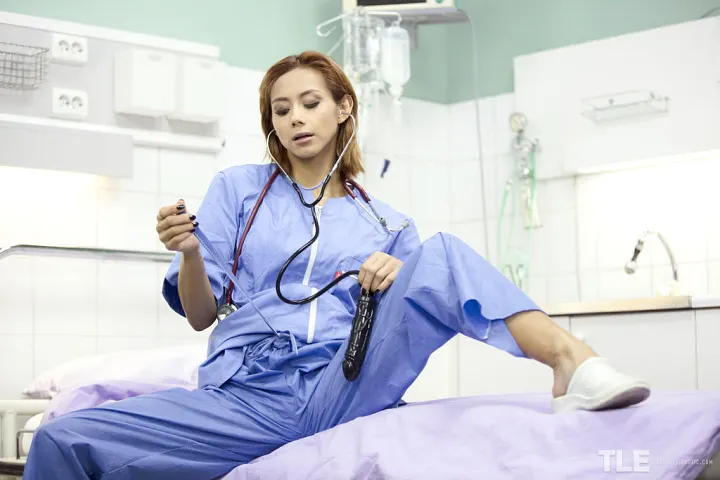 Veronica Leal Ruiva Masturbação com Brinquedo no Trabalho 3