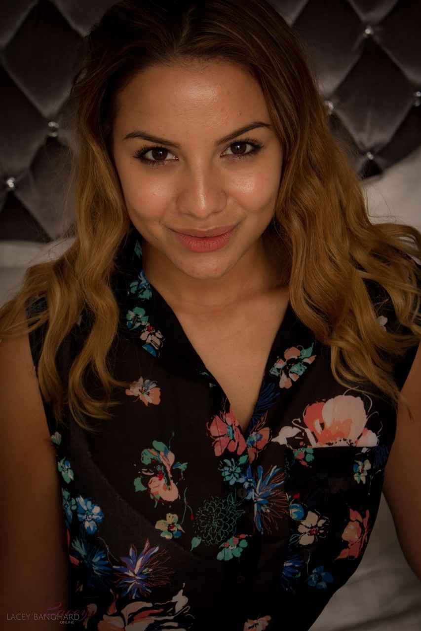 Lacey Banghard visar upp förbättrade kurvor i sovrumsunderkläder