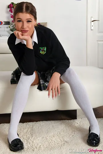 Fotos de Olivia Sparkle desnuda con uniforme universitario – foto 13 de 21