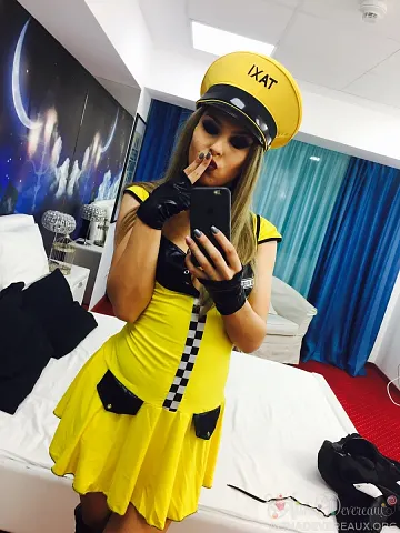 Babe British Aisha Devereaux Menggoda Seragam dan Kasut Hak Tinggi – foto 9 daripada 14