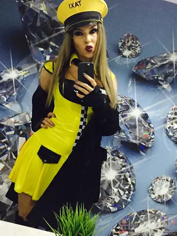 Babe British Aisha Devereaux Menggoda Seragam dan Kasut Hak Tinggi – foto 11 daripada 14