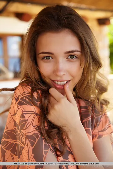 Mila Azul: ميلا أزول المراهقة تستعرض جسدها على طاولة الفناء – الصورة 2 من 18