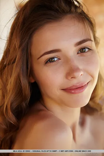 Mila Azul: ميلا أزول المراهقة تستعرض جسدها على طاولة الفناء – الصورة 8 من 18