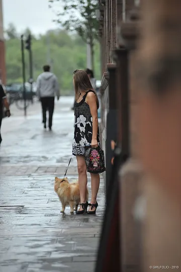 Modelo glamour se desnuda al aire libre tras pasear al perro – foto 4 de 12
