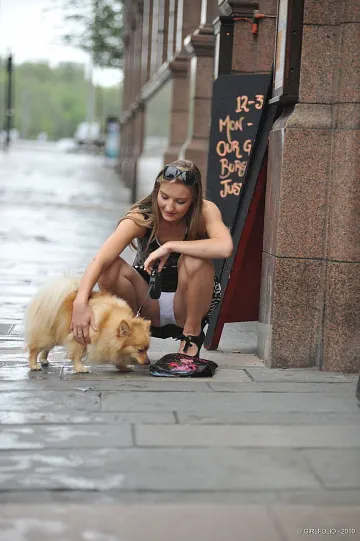 Modelo glamour se desnuda al aire libre tras pasear al perro – foto 5 de 12
