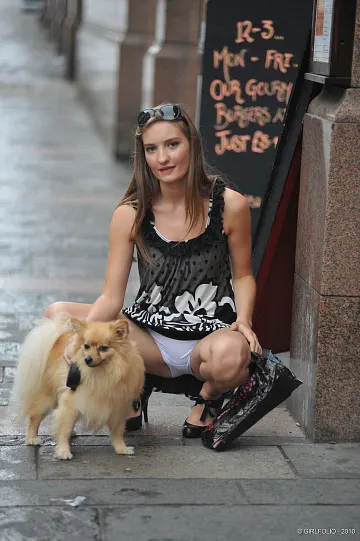 Modelo glamour se desnuda al aire libre tras pasear al perro – foto 6 de 12