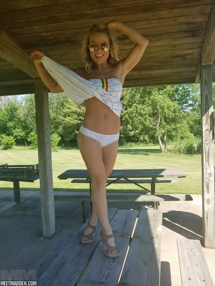 Sexy blonde ontmoet Madden topless zonnend buitens in zonnebril 2