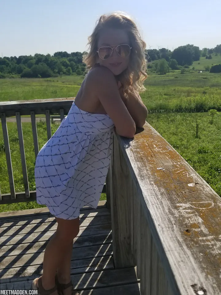 Sexy blonde ontmoet Madden topless zonnend buitens in zonnebril 10