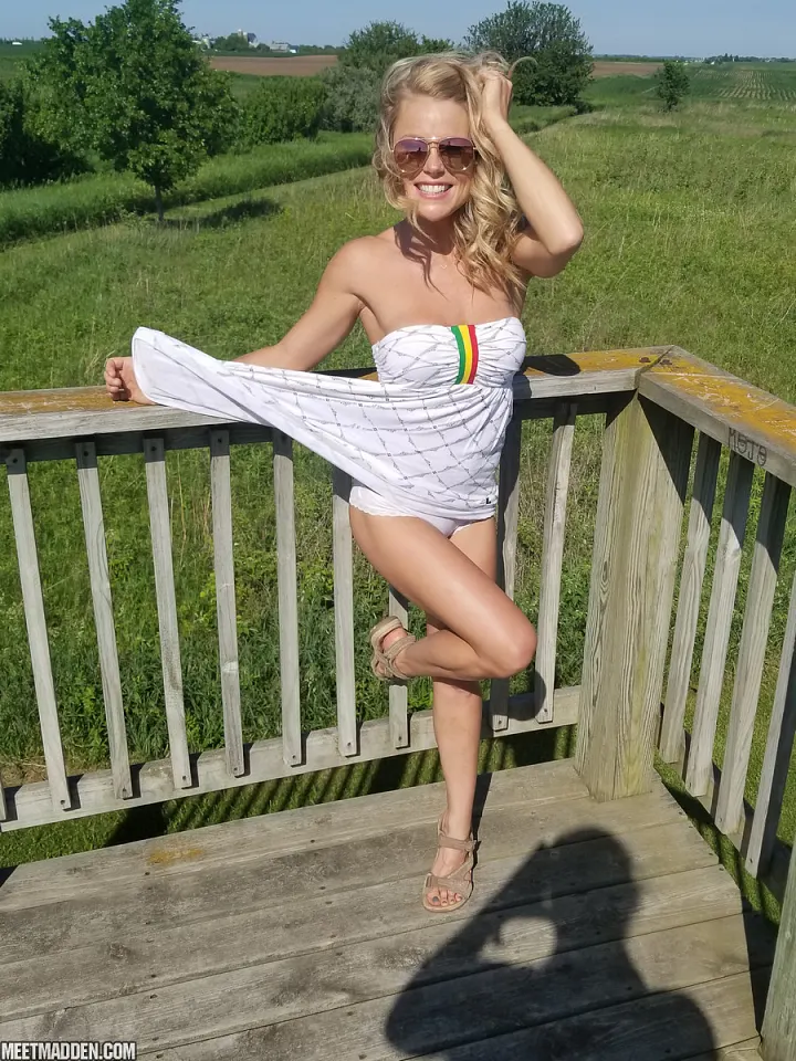 Sexy blonde ontmoet Madden topless zonnend buitens in zonnebril 11