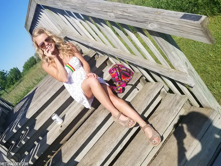Sexy blonde ontmoet Madden topless zonnend buitens in zonnebril 15