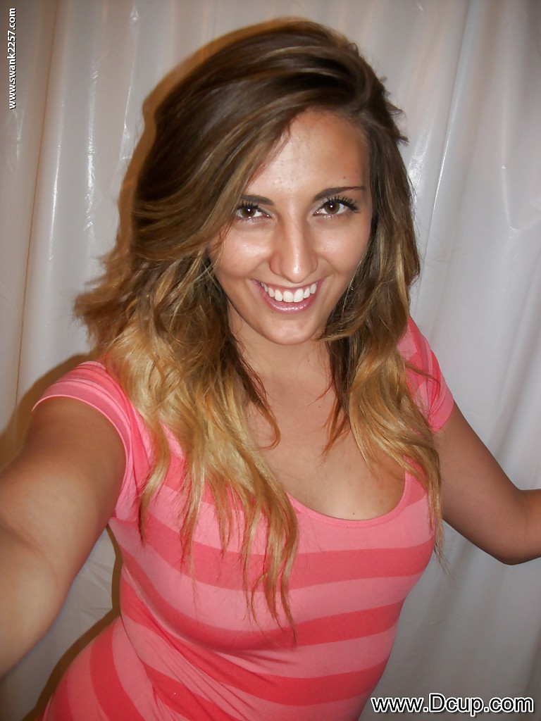 Brooke B. Präsentiert Riesige Naturtitten und Feuchte Muschi