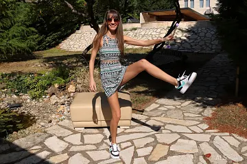 Lili Charmelle Mora Adolescente Nuda Ottomano Cortile Posteriore – foto 2 di 16