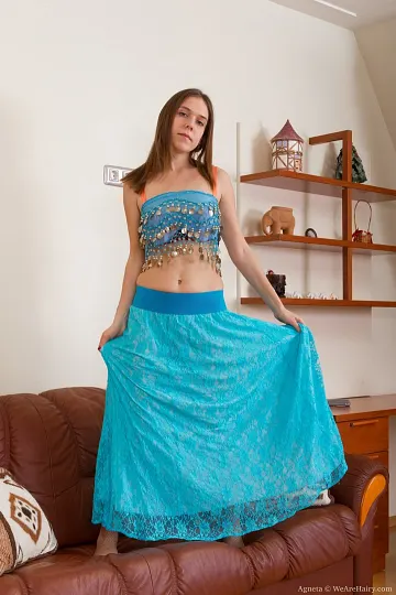 Kate Basic: راقصة شرقية مشعرة تفتح ساقيها على اتساعهما – الصورة 3 من 16