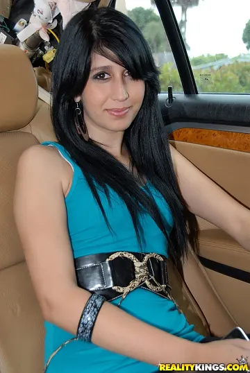 Petite Latina Danay Mostra Mutandine Attillate su Figa Depilata
