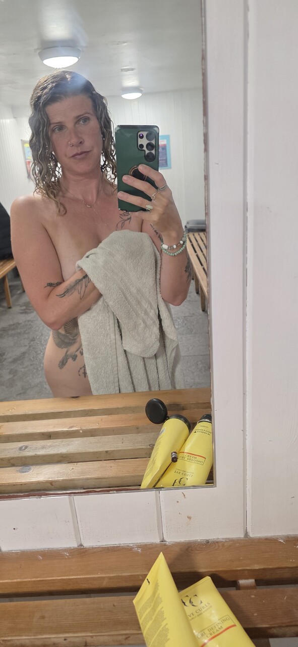 Amatérská MILF po sprše se selfiem