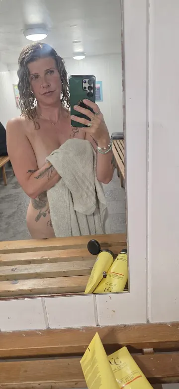 Amateur-MILF macht Post-Dusche-Selfie