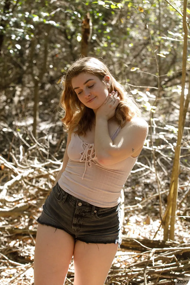 Greta Yarbrough toont kromme benen in mini-shorts 3