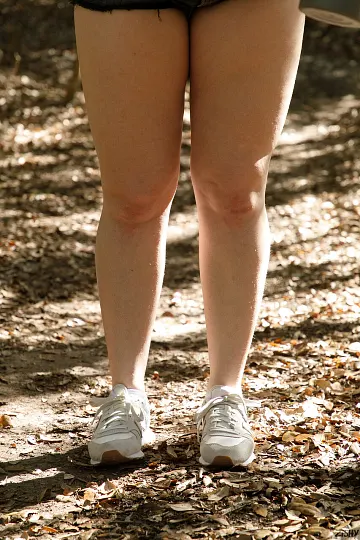 Greta Yarbrough se chlubí krásnými nohama v mini šortech – fotka 8 z 13