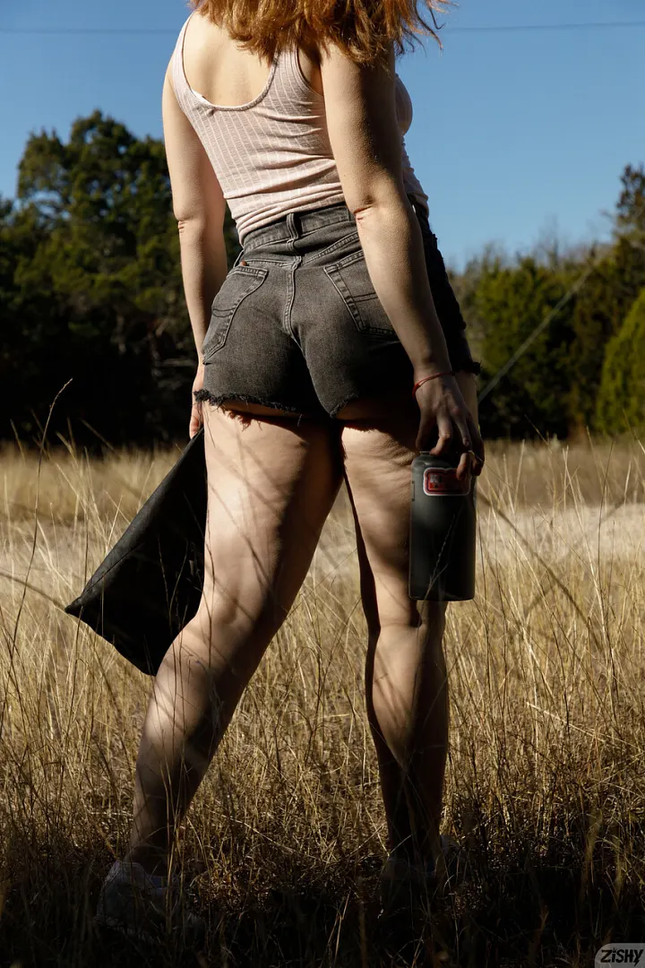 Greta Yarbrough toont kromme benen in mini-shorts 10
