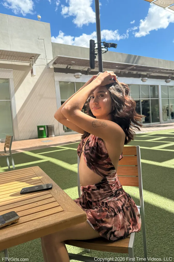 Krystal Mostra Peitos Pequenos e Buceta Depilada Publicamente 4