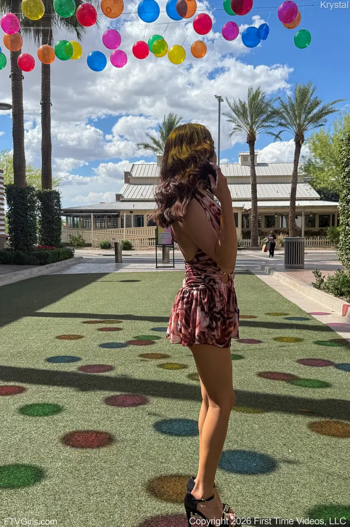Krystal Mostra Peitos Pequenos e Buceta Depilada Publicamente 9