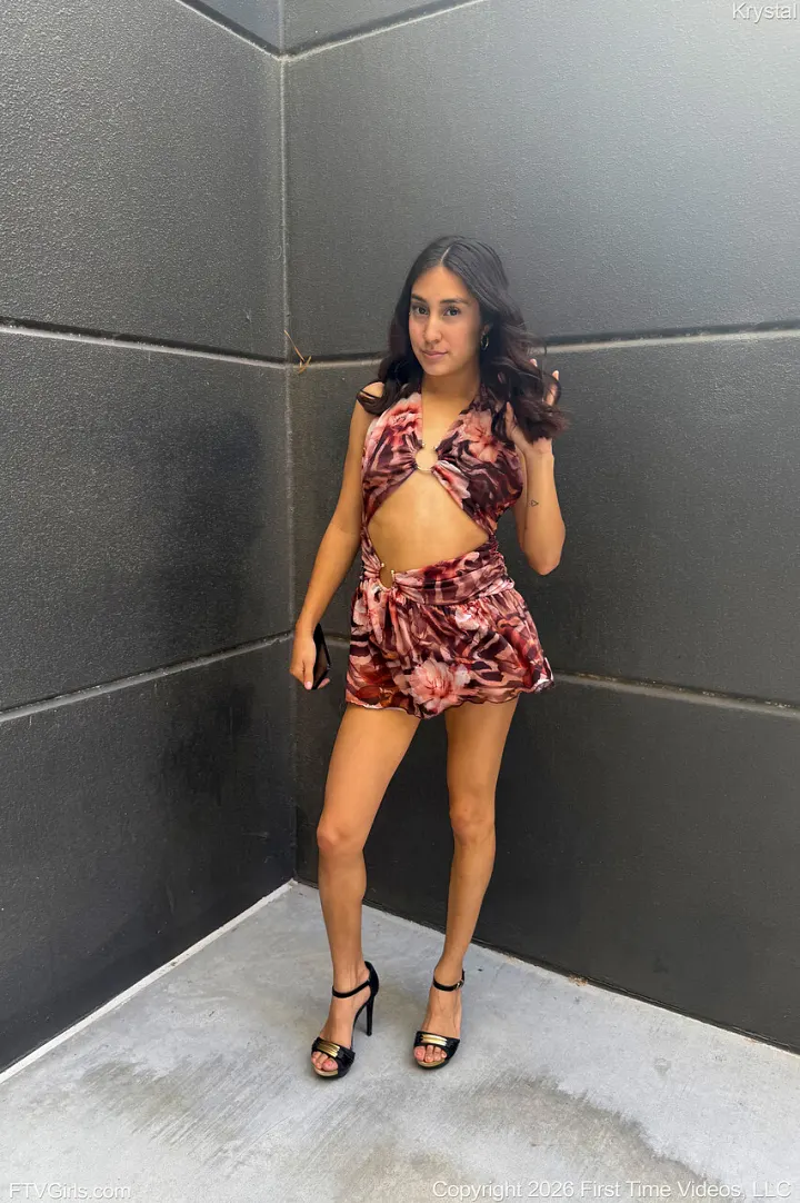 Krystal Mostra Peitos Pequenos e Buceta Depilada Publicamente 13