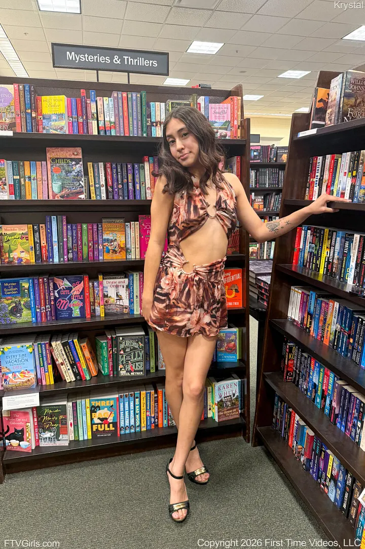 Krystal Mostra Peitos Pequenos e Buceta Depilada Publicamente 20