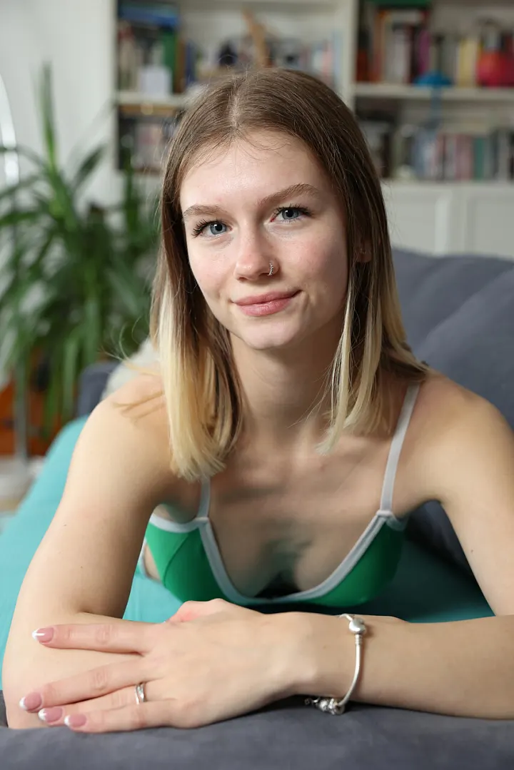 Наета аматьорка Лили С се раздяла и играе със своята гладка пичка 5