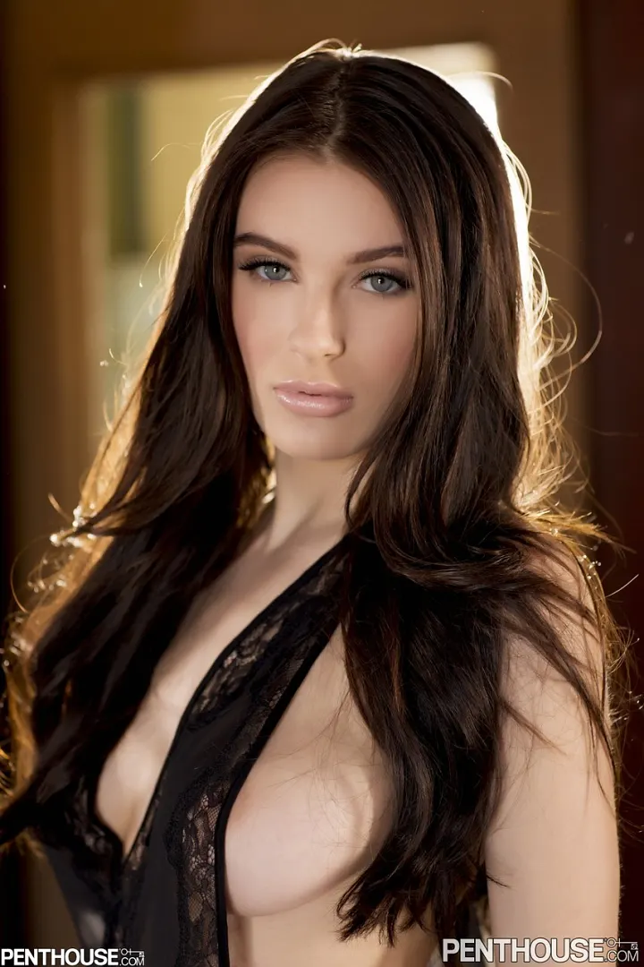 Lana Rhoades exhibit son magnifique corps en teasing solo 4