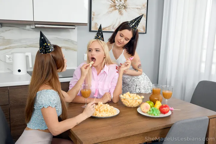 Novella Night Bionda Lesbica Orale Threesome 7