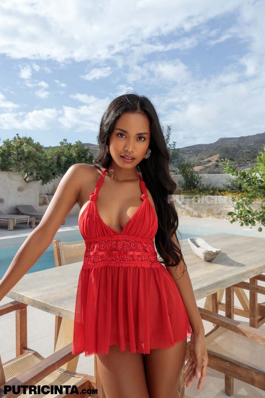 Beauté indonésienne Putri Cinta lingerie rouge pulpeuse