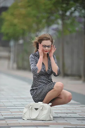 Tina Kay Solo: Bril Af & Rokje Ophalen Met String Flash – foto 3 van 12